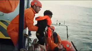 Újabb bevándorlókat szállító hajó tart Olaszország partjai felé