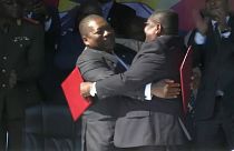 Felipe Nyusi (Frelimo) e Ossufo Momade (Renamo) após a assinatura do acordo