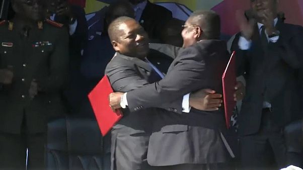 Felipe Nyusi (Frelimo) e Ossufo Momade (Renamo) após a assinatura do acordo Felipe Nyusi (Frelimo) e Ossufo Momade (Renamo) após a assinatura do acordo