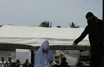 Endonezya'nın Şeriat ile yönetilen eyaleti Açe'de 11 kişi zina suçu sebebiyle kırbaçlandı