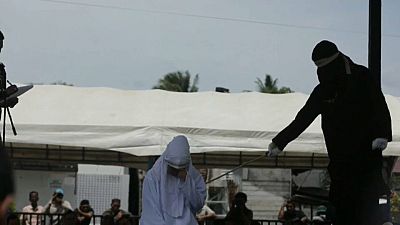 Endonezya'nın Şeriat ile yönetilen eyaleti Açe'de 11 kişi zina suçu sebebiyle kırbaçlandı