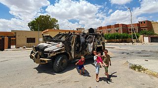 کودکان اهل لیبی در کنار یک خودروی نظامی