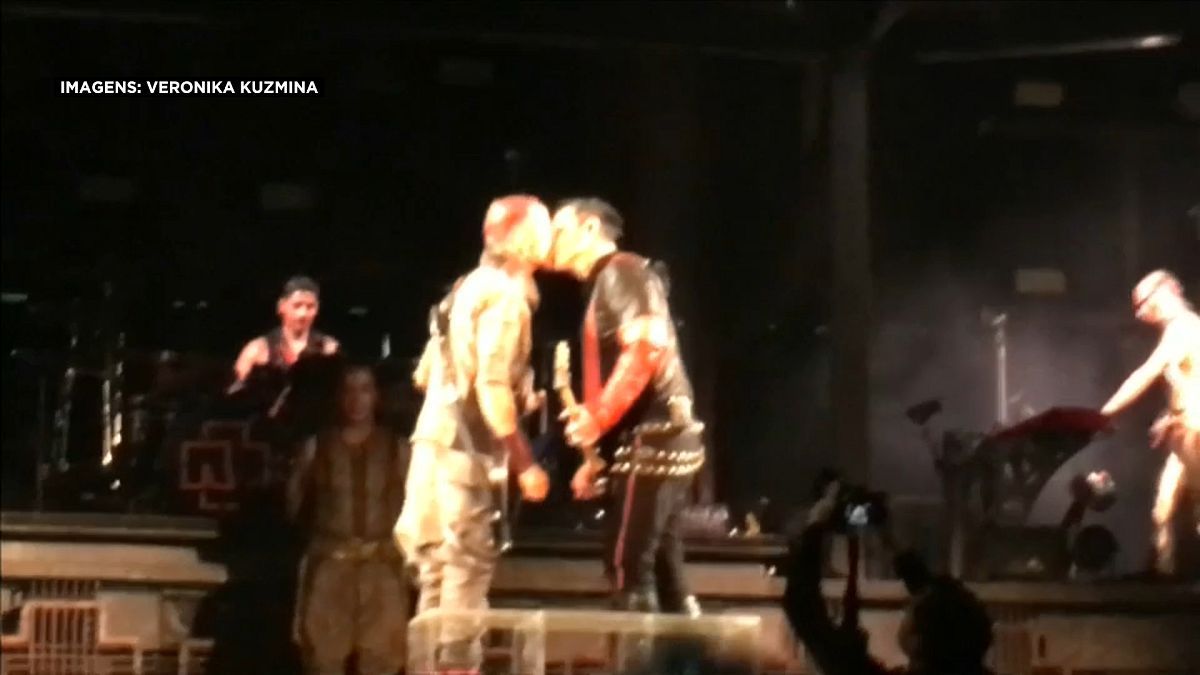 O beijo dos Rammstein contra a homofobia