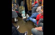 Difficile de rester au sec dans un bus qui prend l'eau !