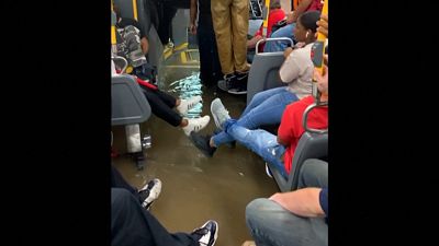 شاهد: مياه الفيضانات في نيويورك تجبر ركّاب حافلة على الوقوف على مقاعدهم