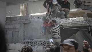 Suriye ordusunun İdlib'in güneyindeki Eriha ilçesine hava saldırısında yaralanan bir çocuk