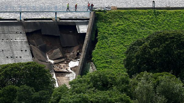 Damm bei Whaley Bridge droht zu brechen Damm bei Whaley Bridge droht zu brechen