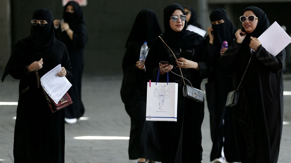السعودية تنهي عصر  الولاية  على النساء فيما يخص السفر خارج المملكة    Euronews