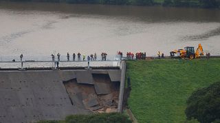 Miles de evacuados tras resquebrajarse una presa en Inglaterra