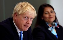Après un revers électoral, la majorité de Boris Johnson ne tient plus qu'à une voix