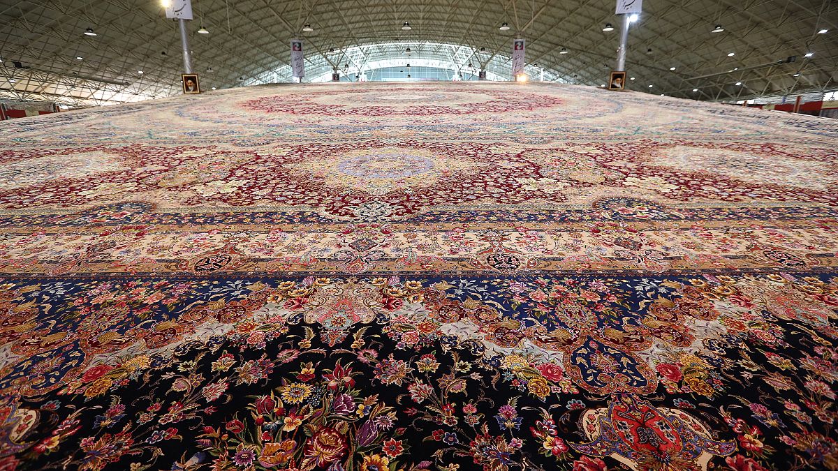 İran, "dünyanın en büyük tek parça el dokuma halısını" tanıttı