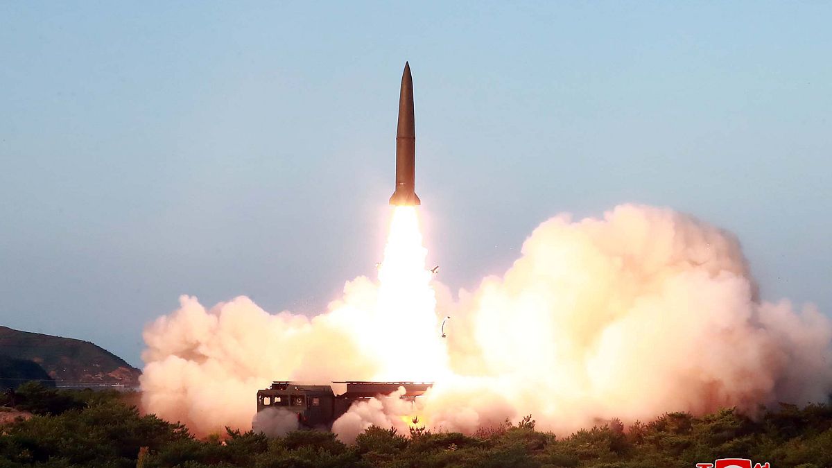كوريا الشمالية تزيد الضغوط على الولايات المتحدة وتطلق صواريخ باليستية جديدة