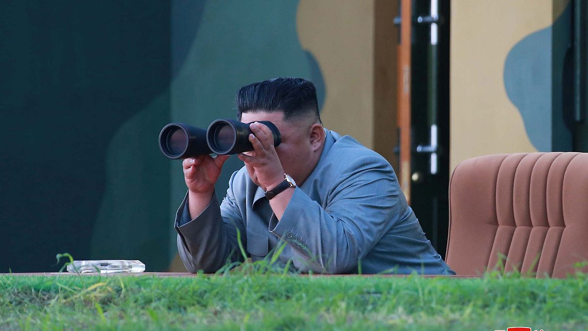 زعيم كوريا الشمالية كيم جونغ أون يراقب تجربة صاروخين باليستيين، في صورة  نشرتها وكالة الأنباء المركزية لكوريا الشمالية