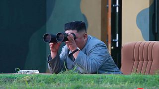 زعيم كوريا الشمالية كيم جونغ أون يراقب تجربة صاروخين باليستيين، في صورة  نشرتها وكالة الأنباء المركزية لكوريا الشمالية