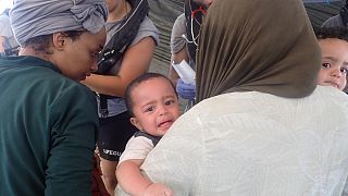 Un niño llora en el Open Arms tras ser rescatado en el Mediterráneo