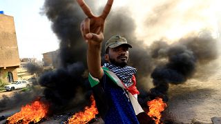محتج سوداني خلال مظاهرات في العاصمة الخرطوم يوم 27 يوليو تموز 2019