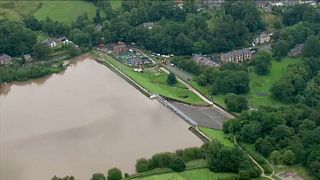 Evacúan la localidad británica de Whaley Bridge ante el potencial derrumbe de una presa