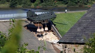 England: Sandsack-Abwurf gegen Dammbruch
