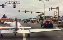 Μικρό αεροπλάνο έκανε αναγκαστική προσγείωση στη μέση του δρόμου