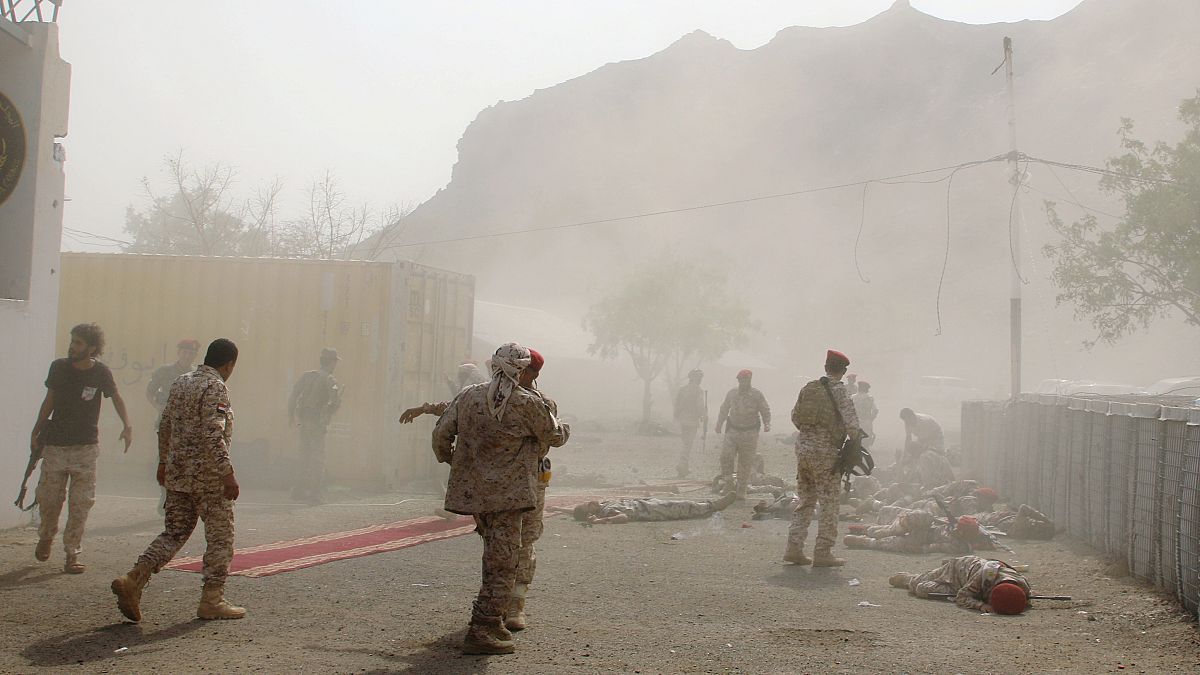 جنود يرقدون على الأرض بعد هجوم في اليمن