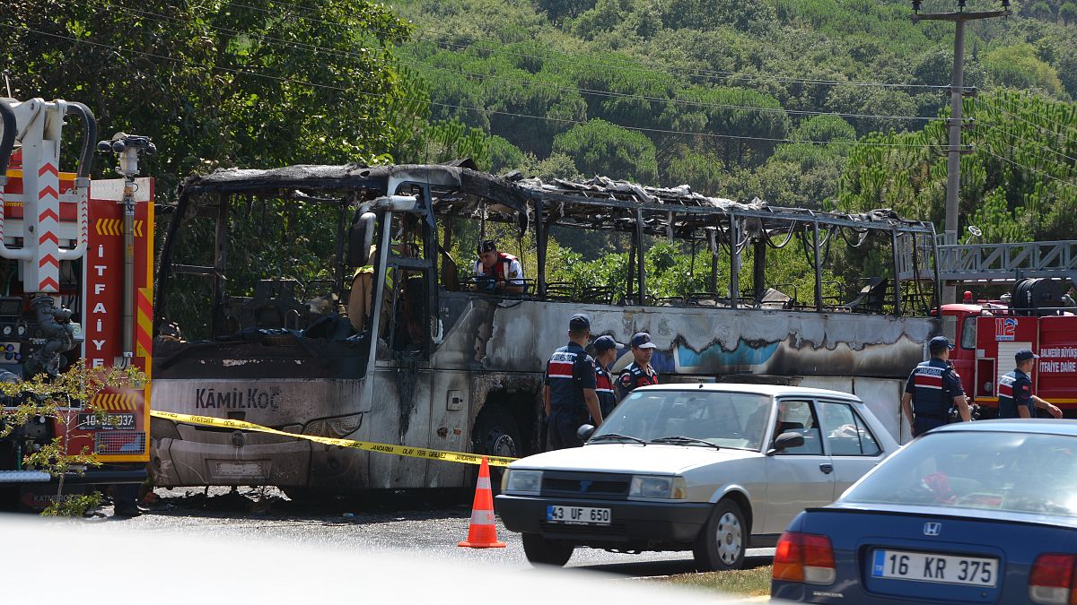 Balıkesir'de, Balıkesir-Edremit kara yolu Gökçeyazı Mahallesi mevkisinde bir yolcu otobüsünde çıkan yangında ilk belirlemelere göre 5 kişi hayatını kaybetti