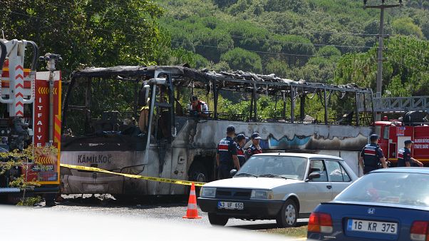 Balıkesir'de, Balıkesir-Edremit kara yolu Gökçeyazı Mahallesi mevkisinde bir yolcu otobüsünde çıkan yangında ilk belirlemelere göre 5 kişi hayatını kaybetti Balıkesir'de, Balıkesir-Edremit kara yolu Gökçeyazı Mahallesi mevkisinde bir yolcu otobüsünde çıkan yangında ilk belirlemelere göre 5 kişi hayatını kaybetti