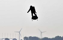 Franky Zapata sur son Flyboard à Sangatte, en France, le 25 juillet 2019