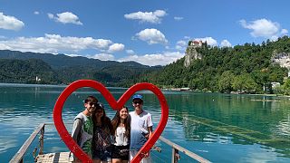Imágen de Lucía junto a sus compañeros de viaje, Pablo, Rocío y Alejandro en el lago Bled, Eslovenia.