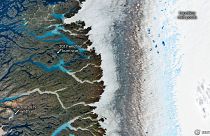 Lac formé par la fonte des glaces et feux forets dans l'ouest du Groenland