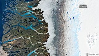 Lac formé par la fonte des glaces et feux forets dans l'ouest du Groenland