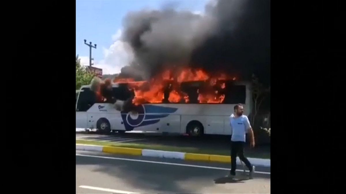 مقتل 5 وإصابة 15 في حريق حافلة بشمال غرب تركيا