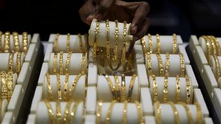 'Sahte prenses', küp bulyonlarla altınları değiştirerek 1,6 milyon euro değerinde mücevher çaldı