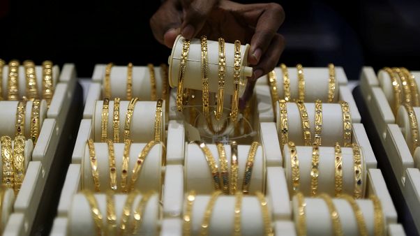 'Sahte prenses', küp bulyonlarla altınları değiştirerek 1,6 milyon euro değerinde mücevher çaldı 'Sahte prenses', küp bulyonlarla altınları değiştirerek 1,6 milyon euro değerinde mücevher çaldı