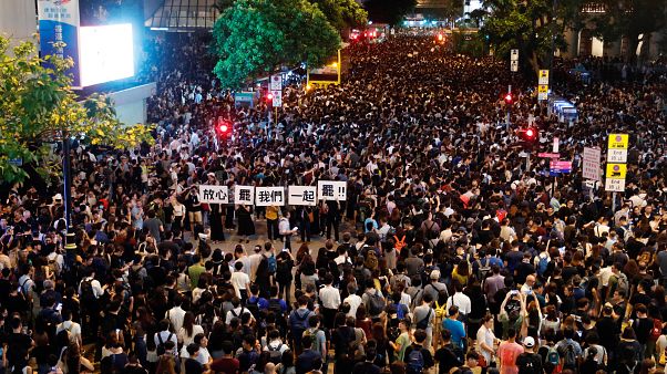 Hong Kong'da düzenlenen protesto gösterilerine kamu çalışanları da destek verdi Hong Kong'da düzenlenen protesto gösterilerine kamu çalışanları da destek verdi