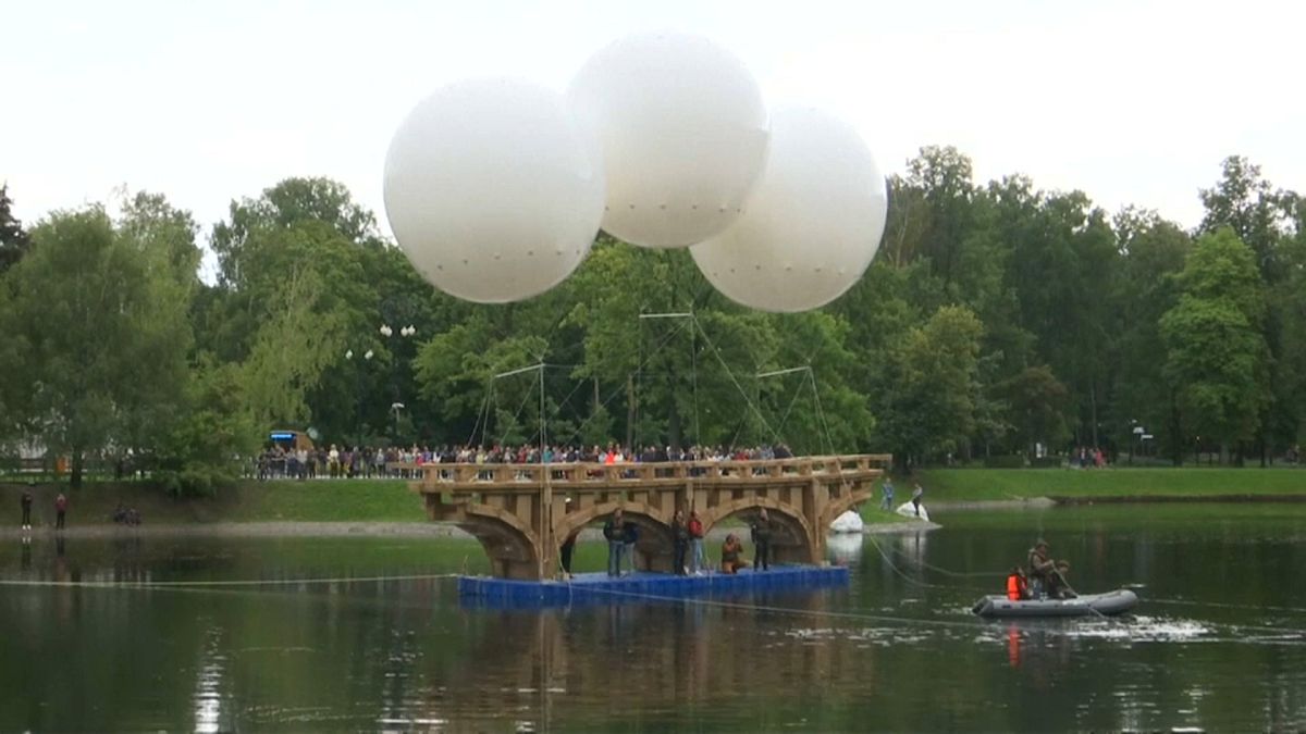 Fransız sanatçı Moskava'da 'uçan köprü'sünü gökyüzüne yolladı