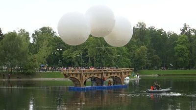 شاهد: جسر طائر بطول 18 مترا على بركة في حديقة موسكو