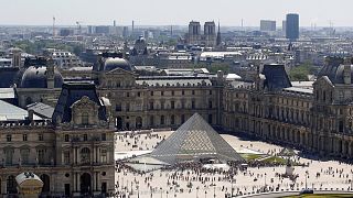 A szelfizők miatt nem lehet bejutni a Louvre-ba