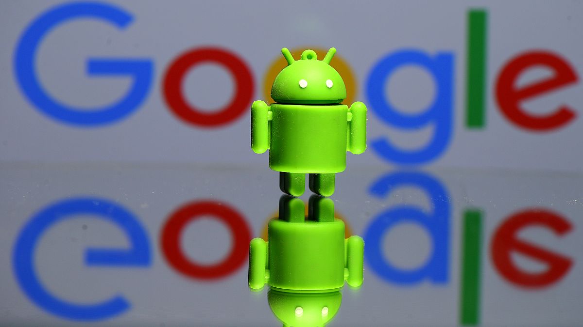 مجسم ثلاثي الأبعاد لأندرويد يظهر أمام شعار جوجل