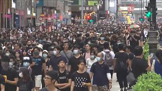 Hong Kong vive otro sábado de protestas exigiendo democracia y llamando a la huelga general
