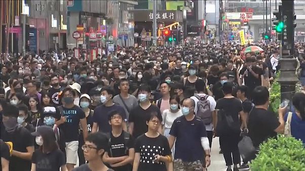 Hong Kong vive otro sábado de protestas exigiendo democracia y llamando a la huelga general Hong Kong vive otro sábado de protestas exigiendo democracia y llamando a la huelga general
