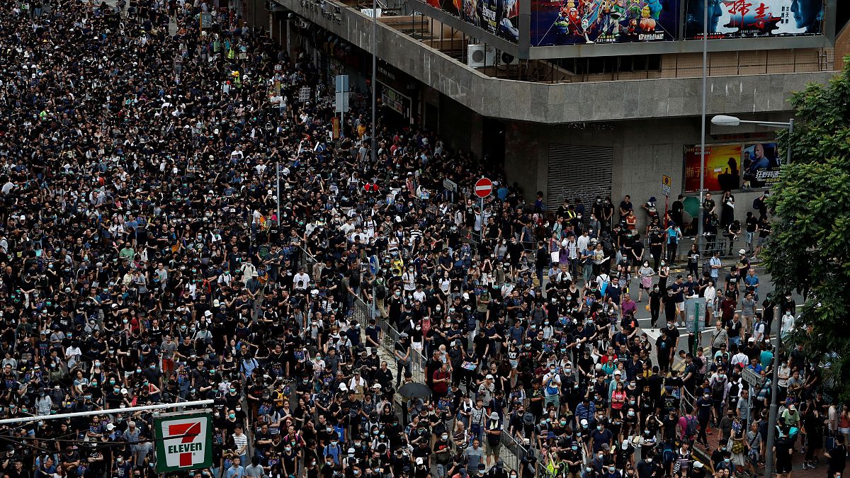 Hong Kong'da sokağa çıkan binlerce muhaliften kitlesel grev çağrısı