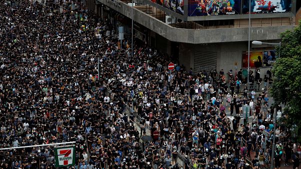 Hong Kong'da sokağa çıkan binlerce muhaliften kitlesel grev çağrısı Hong Kong'da sokağa çıkan binlerce muhaliften kitlesel grev çağrısı