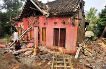 Endonezya'da 6,8 büyüklüğünde deprem: En az 4 ölü; 200'den fazla bina hasar gördü