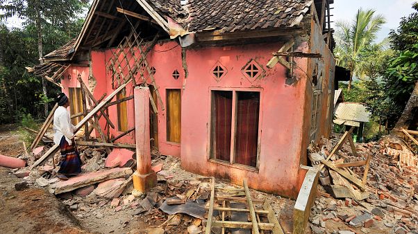Endonezya'da 6,8 büyüklüğünde deprem: En az 4 ölü; 200'den fazla bina hasar gördü Endonezya'da 6,8 büyüklüğünde deprem: En az 4 ölü; 200'den fazla bina hasar gördü