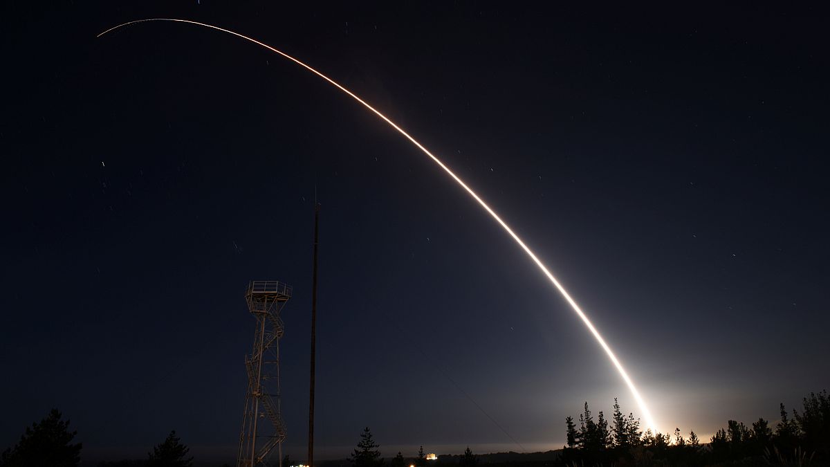 إطلاق صاروخ باليستي عابر للقارات غير مسلح خلال اختبار تشغيلي من قاعدة فاندنبرغ الجوية في كاليفورنيا في 2016