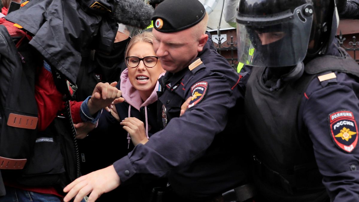 Ljubov Szokolt, az egyik ellenzéki vezetőt veszik őrizetbe az orosz rendőrök