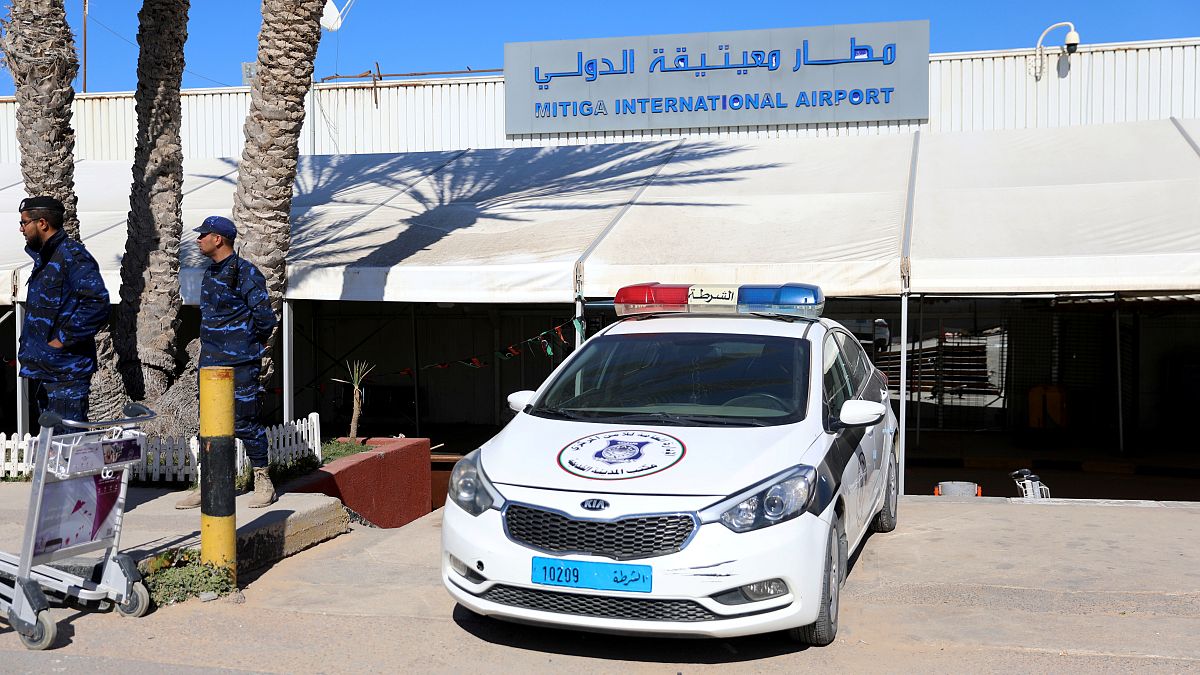 عودة الملاحة الجوية في مطار معيتيقة الليبي بعد تعرضه لقصف جوي 