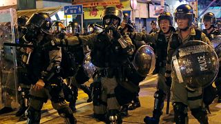 احتجاجات مناوئة للحكومة وأخرى مؤيدة للشرطة في هونغ كونغ