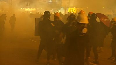 شاهد: الشرطة تطلق الغاز المسيل للدموع لتفريق محتجين مناهضين للحكومة في هونغ كونغ
