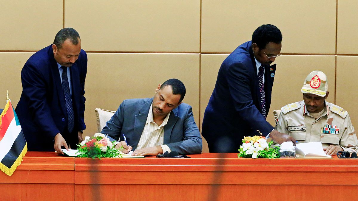 توقيع بالأحرف الأولى لإعلان دستوري سوداني يؤذن بتشكيل حكومة انتقالية